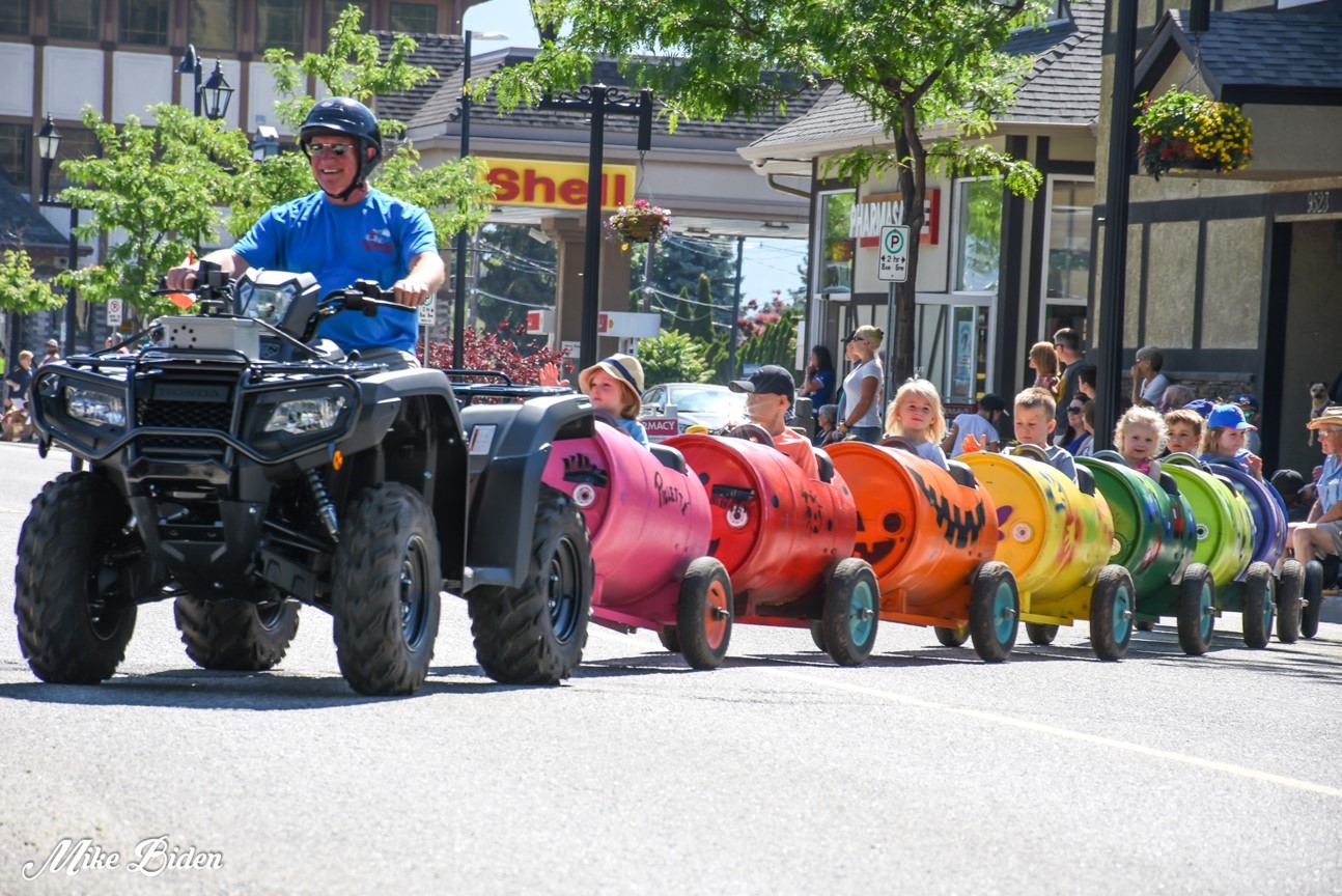 Parade atv kids train
